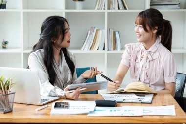 İş ekibi işbirliği mali veriler ve pazarlama büyümesi ile analiz etmeyi tartışıyor.