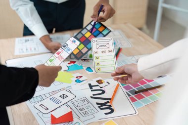 Mobil Uygulama Geliştirme için WireFrames ve Renk Paletleri ile UX Kullanıcı Tasarımı Konseptleri Yaratıcı Takım işbirliği.