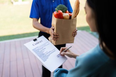 Profesyonel dağıtım hizmeti, bakkaliye ve paketleri doğrudan müşteri evlerine verimlilik ve özenle getiriyor..