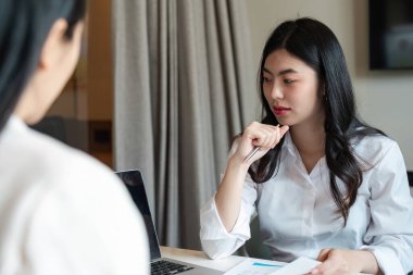 Modern ofis ortamında strateji ve fikirleri tartışan iki iş adamı ortak bir toplantı yaptılar..