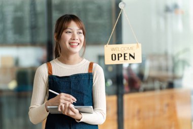 Küçük işletme sahibi portresi, bağımsız işletme sahibi, başarılı küçük işletme, girişimci vesikalığı, küçük işletme sahibi başarısı.