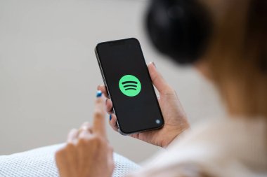 CHIANG MAI, THAILAND 25 Haziran 2024: Apple iPhone 13 Spotify uygulamalı akıllı telefon. Potify, size milyonlarca şarkıya erişim imkanı veren dijital bir müzik servisidir.