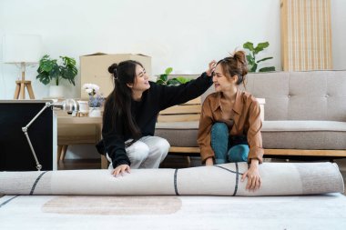 Neşeli lezbiyen çift bavullarını boşaltıyor ve yeni evlerini kuruyorlar. Oturma odalarını dekore ederken bir anlık kahkaha ve sevgi paylaşıyorlar..