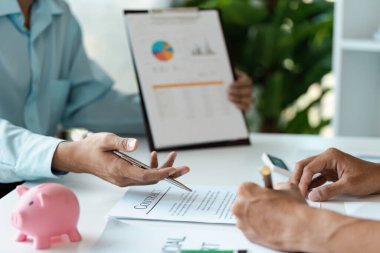 Genç bir çift, mali planlama ve Belgeler ve Danışman Finans ile imzayı tartışıyor