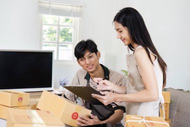 E-ticaret sektörü kağıt üzerine müşteri listesi hazırlıyor, İş kadını internet sitesi ve sosyal medyada bir e-ticaret şirketi işletiyor. Ürün çevrimiçi satılıyor.