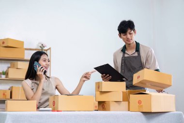 İşletme sahibi serbest meslek sahibi, çevrimiçi alışveriş alışveriş listesi siparişi ve paketleme, karton kutu, e-ticaret, pazarlama, girişimci, iş çevrimiçi, girişim.