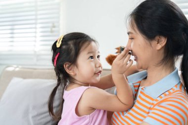 Bir anne ve kızın evde birlikte oynadığı, sevgi, neşe ve aile bağlarını gösteren yürek ısıtan bir an..