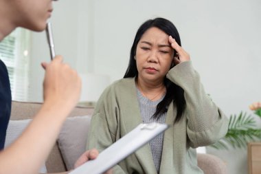 Orta yaşlı bir kadın terapist seansında terapistine danışırken başı dertteymiş..