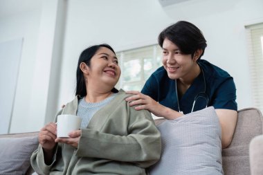 Empati, güven ve bakıcı hastayla el ele tutuşuyor. danışmanlık desteği ve sağlık danışmanlığı.