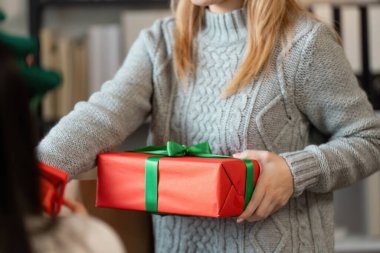 Noel 'i ofiste şenlikli dekorasyonlarla, hediye alışverişleriyle ve bayram neşesiyle kutlarız..