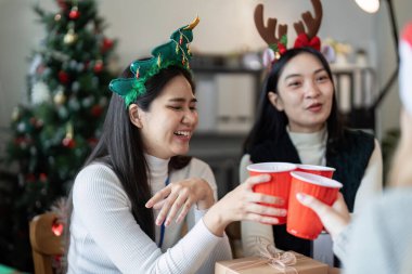 Meslektaşlar bayram ofis Noel partisini içkilerle ve bayram süsleriyle kutluyor, neşe saçıyor ve neşe saçıyor..