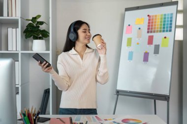 Modern Ofiste Dijital Araçlar ve Renk Paleti ile Yaratıcı Grafik Tasarımcısı.