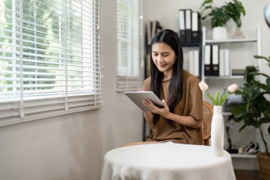Modern dekor, doğal ışık ve günlük yaşam için mükemmel rahat bir atmosfere sahip huzurlu bir ev iç mimarisi..