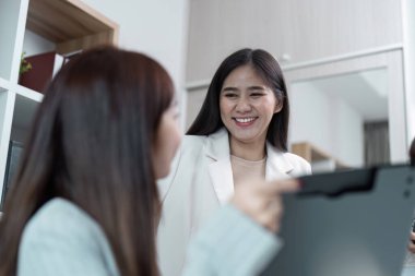 Modern bir ofisteki çeşitli ekipler, strateji ve fikirleri tartışan ortak bir iş toplantısına katıldılar..