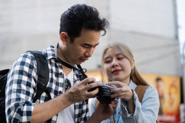 İki gezgin, şehir keşiflerinin güzelliğini vurgulayarak yerel bir kültürü paylaşıyor..