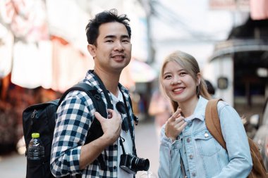 Yolculuklarının unutulmaz anlarını canlı pazar sokaklarını keşfederken seyahat eden bir çifte katılın..