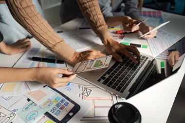 UX UI tasarımı üzerinde çalışan takım, kullanıcı dostu arayüzler için mobil uygulama prototipleri ve kablo çerçeveleri yaratıyor.