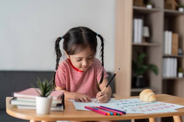 Çocuk, ebeveyniyle birlikte öğreniyor, eğitimi ve aile bağlarını konforlu bir evde kuruyor..