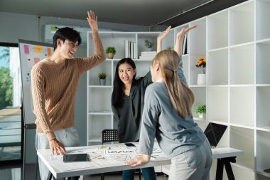 Çeşitli tasarımcılar UX UI beyin fırtınası oturumuna katılarak modern ofis ortamında yenilikçi fikirler üzerinde işbirliği yaptılar..