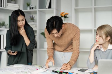 UX UI tasarım projelerinde birlikte çalışan profesyoneller, bir iş ortamında takım çalışması ve yenilik sergiliyorlar.