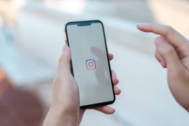 CHIANG MAI, THAILAND - 24 Şubat 2019: Kafedeki ekranda Apple iPhone 6 'lı bir kadın var. Instagram akıllı telefonlar için fotoğraf paylaşım uygulamasıdır.