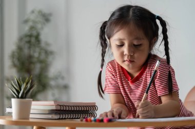 Eğitimden birlikte keyif alan bir ebeveyn ve çocuk, öğrenme ve aile bağının önemini vurgular.