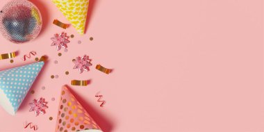 Renkli parti şapkaları ve konfetiler pastel pembe bir zemine saçılmış. Neşeli parti pazarlaması için ideal..