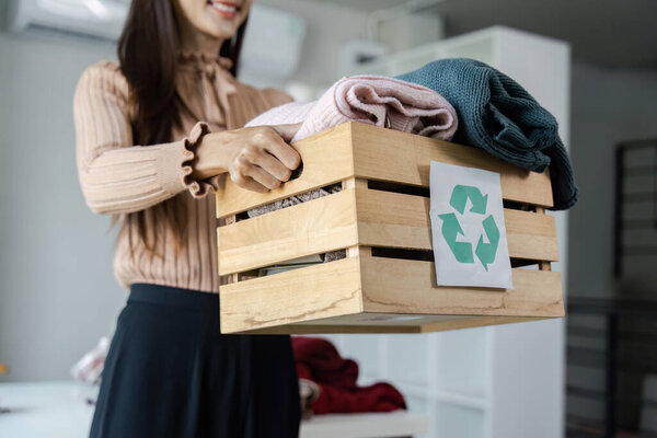 Добровольцы сортируют и распределяют пожертвования в общественном продовольственном банке, демонстрируют командную работу и благотворительную деятельность.