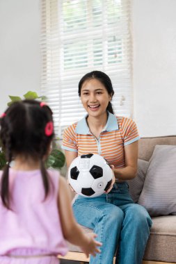 Bir anne, sıcak oturma odasında coşkuyla ona doğru koşan bebeğiyle oynamaya hazırlanırken, neşeli bir an..