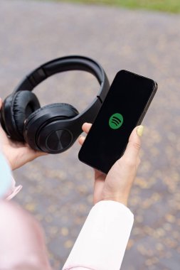 CHIANG MAI, THAILAND - 27 Ocak 2024: Apple iPhone 13 Pro smartphone Spotify uygulamalı bir dijital müzik servisidir.