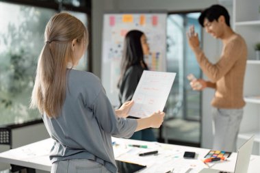 UX UI tasarım oturumunda yer alan bir grup tasarımcı, kağıt ve dijital araçlar üzerinde fikirlerin gösterimi, beyin fırtınası ve prototipini yaptılar..