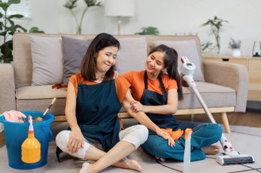 İki kadın temizlik seanslarında birbirlerine destek olurlar, biri diğerini rahatlatır, dostluk ve takım çalışmasını sıcak bir oturma odasında vurgularlar..