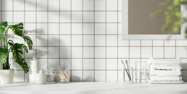 Düzgün düzenlenmiş havlular, kavanoz depolama ve biraz yeşillik içeren şık bir banyo düzeni. İç mimari ilham ve dekor projeleri için ideal..