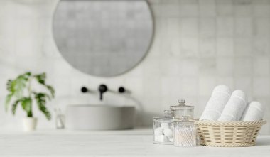 Yumuşak havlular, cam kaplar ve rahatlık ve rahatlama temalı tasarımlar için mükemmel bir bitki içeren güzel düzenlenmiş bir spa sahnesi..