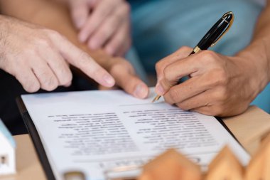 İş ortamında ortaklık ve takım çalışmalarını ön plana çıkaran iki farklı birey işbirliği yapar ve bir sözleşme imzalar..