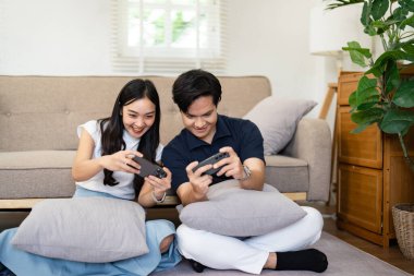 Bir çift yerde oturuyor, oyun seansının keyfini çıkarıyorlar, evlerinde kahkahalar ve şakacı yarışmalarla dolu..