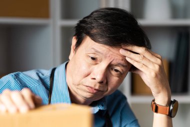 Girişimci, paketlerle çevrili çevrimiçi iş operasyonlarının yönetiminde, girişimciliğin duygusal yönlerini gözler önüne seren zorluklar üzerine kafa yorar.