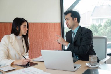 Çağdaş bir çalışma alanında finansal planlama ve analizler hakkında stratejik bir tartışmaya giren iki meslektaş, işbirliğini vurguladı.