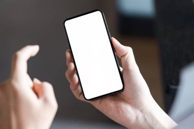 Bir kişi iletişim, uygulama etkileşimi veya dijital bağlanma potansiyelini sembolize eden boş ekranlı bir akıllı telefon tutar.
