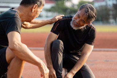 İki son sınıf öğrencisi spor salonunda ayakkabı bağcıklarını bağlarken cesaret verici bir anı paylaşıyor. Sağlık ve dostluğu vurguluyorlar..