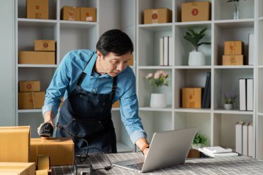 Bir e-ticaret girişimcisi ev ofislerinde envanter yönetimi için ürünleri tarar, verimli çevrimiçi satışlar için süreçleri optimize eder.