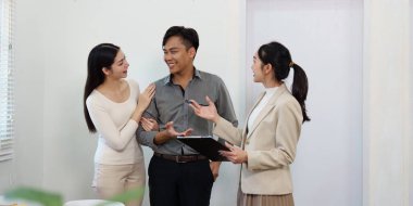 Çeşitli bir üçlü, emlak seçenekleri, açık iletişim ve mükemmel bir ev bulma yolundaki ortak hedefler hakkında canlı bir tartışmaya girişiyor..