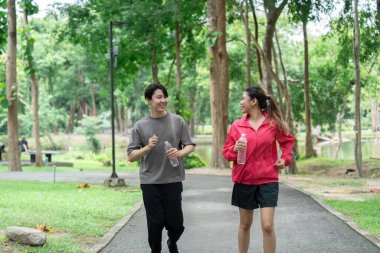 İkili tempoyu yakalıyor, yan yana koşuyor, temiz havayı ve açık hava sporunun canlandırıcı deneyimini kutluyor..