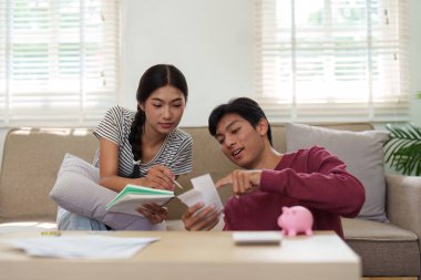 Masraf yönetimine odaklanan çift, gelecekteki planlama için makbuzları ve mali stratejileri hakkında diyalog kuruyor..