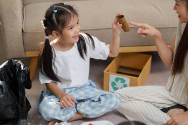 Bu ilgi çekici sahnede, bir kız geri dönüşümlü malzemelerden yapılmış sanatını sergiliyor, yaratıcılığını ve çevresel değerlerini akıl hocasıyla paylaşıyor..