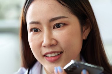 Bir doktor hastasıyla telefonla iletişim kurar, teletıp rahatlığını gösterir. Etkileşim, uzak sağlık hizmetleri ve etkili iletişimin önemini vurgulamaktadır..