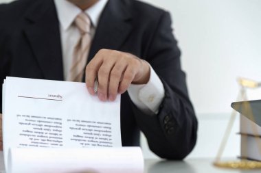 Bir avukat, bir müvekkil için titizlikle yasal evrakları hazırlar ve anlaşmaları sonuçlandırmadan önce gerekli tüm bilgilerin düzenli olmasını sağlar..