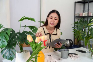 Bu bahçıvan onun yemyeşil yapraklarıyla etkileşime girerken aynı zamanda sürdürülebilir uygulamalara olan bağlılığını güçlendiriyor ve kapalı alanda neşeli bir ortam yaratıyor..