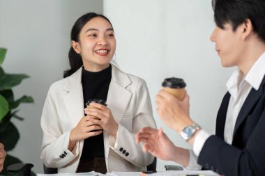 Davetkar bir atmosferde, ekip üyeleri kahveyi sever ve iş stratejileri, arkadaşlığı ve takım çalışmasını teşvik etme konusunda açık yüreklilikle tartışırlar..