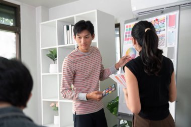 Bir üyenin tasarım unsurları hakkındaki fikirlerini paylaşarak ekip arasında açık iletişim ve işbirliğini teşvik ettiği dinamik bir sunum ortaya çıkar..